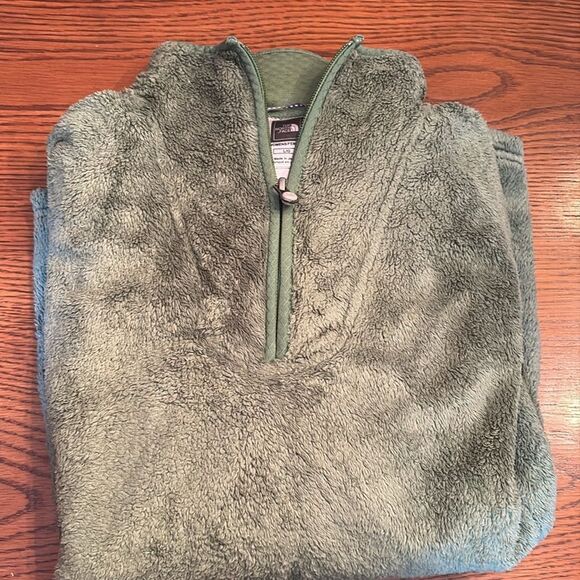 The North Face green fleece size Large - very soft pocket on the front - Picture 9 of 10